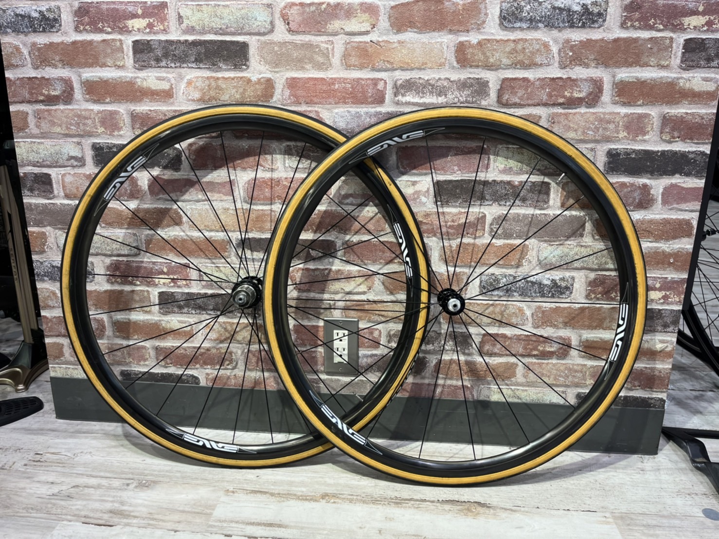 送料無料お得エンヴィ ENVE ホイールセット 10s TU TNIセラミックハブ+VELOFLEX 1.25 27インチ、700C